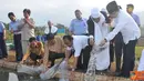 Citizen6, Bogor: MKP Sharif C Sutardjo, diampingi Pimpinan Pondok Pesantren Nurul Huda KH. Asep Abdul Yazid melakukan penebaran benih ikan di kolam milik Ponpes Nurul Huda, di Cijeruk Kabupaten Bogor, Senin (30/7). (Pengirim: Efrimal Bahri).