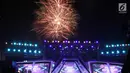 Kembang api menghiasi Konser Gempita 2018 di Pantai Karnaval Ancol, Jakarta, Senin (1/1). Tak hanya dimanja dengan hiburan musik dan pertunjukan budaya, pengunjung juga disuguhkan festival kuliner dan bazar. (Liputan6.com/Herman Zakharia)