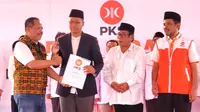 Dewan Pengurus Pusat PKS  Bidang Pembinaan Wilayah, Johan Rosihan dan Ketua DPW PKS NTB, Yek Agil memberikan surat dukungan ke pasangan bakal calon gubernur NTB Zulkieflimansyah dan Suhaili FT