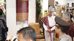 Presiden Joko Widodo (Jokowi) melihat produk kerajinan pada Pameran Kriyanusa Dewan Kerajinan Nasional 2017 di Jakarta Convention Center, Rabu (27/9). Pameran itu bertema Tingkatkan Kreativitas Wirausaha Muda Kriya Indonesia. (Liputan6.com/Angga Yuniar)