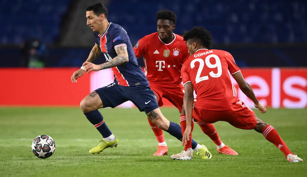 Gelandang PSG, Angel Di Maria (kiri) membawa bola saat bertanding melawan Bayern Munchen pada pertandingan leg kedua perempat final Liga Champions di Parc des Princes stadium, Paris, Selasa (14/4/2021). Munchen menang atas PSG dengan skor 1-0. (AFP/Franck Fife)