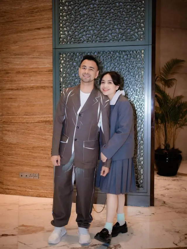 Gaya Nagita Slavina Nonton Konser Melly Goeslaw di Malaysia, Tampil Bak Anak Sekolah dengan Tas Hermes Rp350jutaan