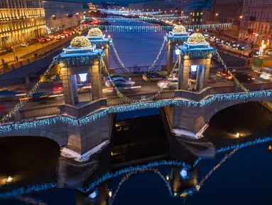 Pemandangan Jembatan Lomonosov yang berhias dekorasi Natal dan Tahun Baru di Sungai Fontanka, St.Petersburg, Rusia, Senin (17/12). (AP Photo/Dmitri Lovetsky)
