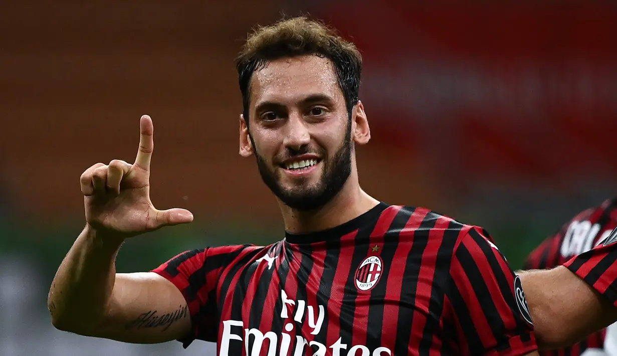 5. Hakan Calhanoglu - Gelandang asal Turki ini masih konsisten menunjukan performa apiknya bersama AC Milan di Serie A musim ini. Calhanoglu tercatat telah menorehan empat gol dan empat assists di Serie A dan Liga Europa. (AFP/Marco Bertorello)