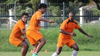 Pemain Persipura (kiri-kanan), Lim Jun Sik, M. Tahir, dan Yustinus Pae saat berlatih di Lapangan C Gelora Bung Karno, Senayan, Jakarta. Selasa (5/5). (bola.com/Arief Bagus)