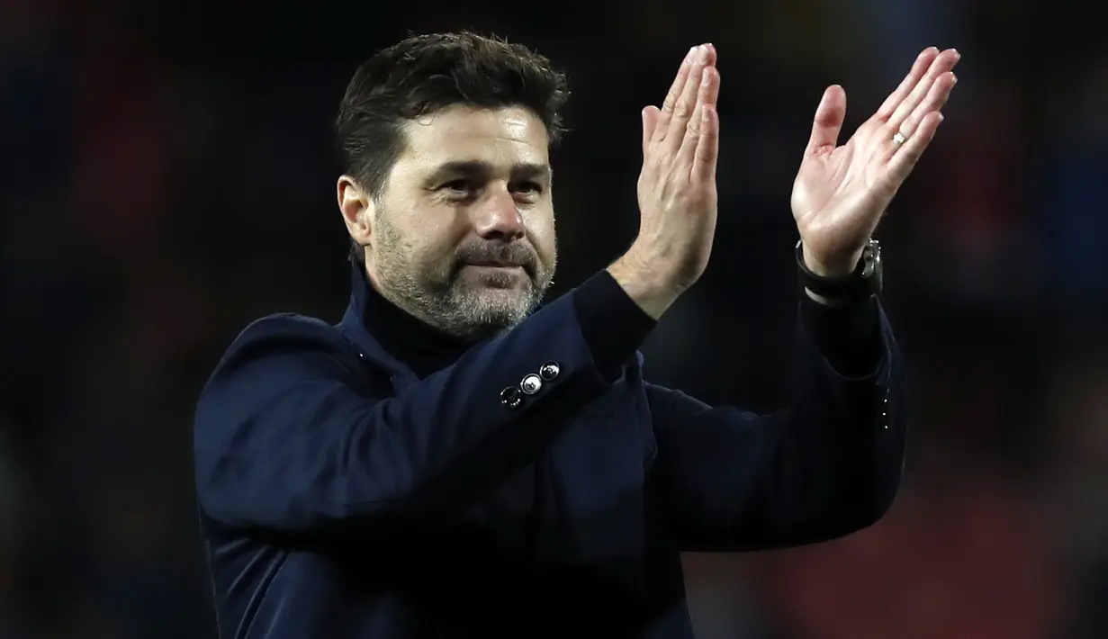 File foto Rabu, 6 November 2019, Mauricio Pochettino memberi tepuk tangan kepada para penggemar usai pertandingan grup B Liga Champions antara Red Star dan Tottenham, di Stadion Rajko Mitic di Beograd, Serbia.  Pochettino menggantikan Thomas Tuchel yang baru saja dipecat. (AP Photo/Darko Vojinovic)
