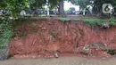 Kondisi dinding Kali Baru yang longsor di Jalan Raya Bogor, Kramat Jati, Jakarta Timur, Jumat (10/1/2020). Longsor yang terjadi akibat banjir beberapa waktu lalu tersebut berpotensi menyebabkan longsor susulan akibat tidak adanya turap yang menahan dinding kali. (Liputan6.com/Immanuel Antonius)