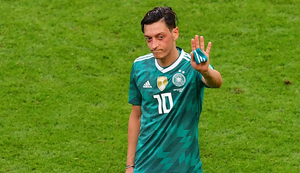 Mesut Ozil memutuskan gantung sepatu pada usia 34 tahun, Rabu (22/3/2023), atau sehari sebelum Ramadhan 2023. (Photo by Luis Acosta / AFP)