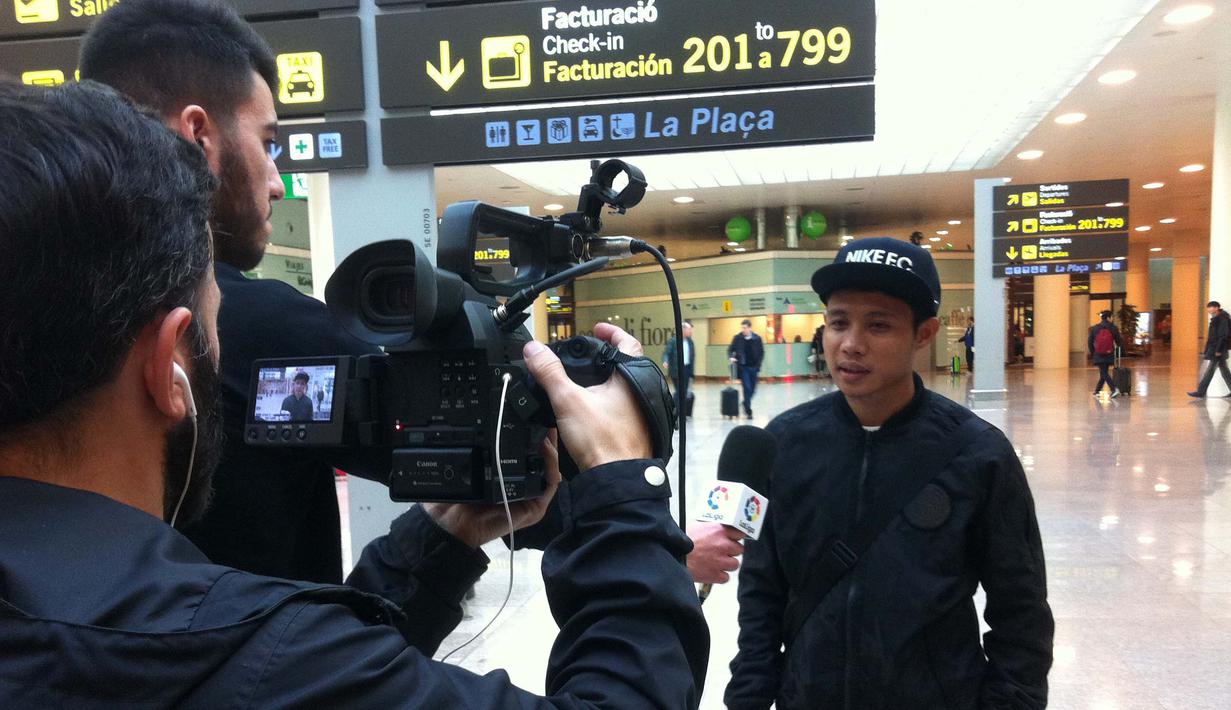 Evan Dimas Darmono mendarat di bandara Barcelona-El Prat, Rabu (3/2/2016) dan langsung diwawancara televisi La Liga . (Bola.com/La Liga)