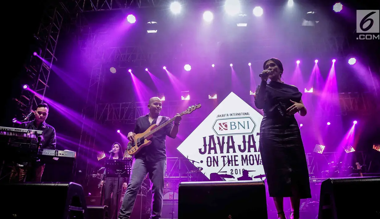 Grup musik Ecoutez saat tampil dalam Java Jazz on The Move di Jakarta, Kamis (15/2). Ecoutez akan tampil dalam Java Jazz Festival (JJF) 2018 pada 2-4 Maret 2018 di Jiexpo Kemayoran. (Liputan6.com/Faizal Fanani)