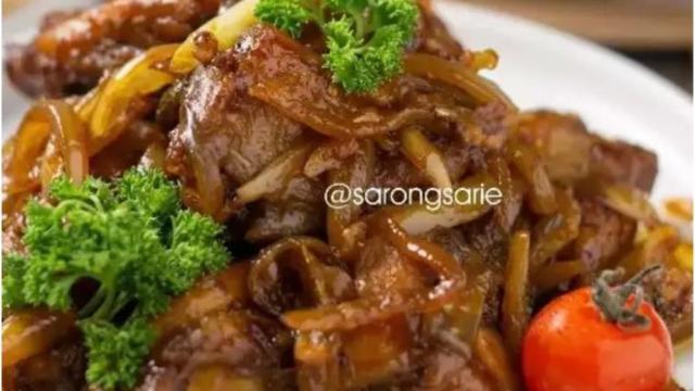 Ayam goreng mentega.  foto: Instagram @sarongsarie