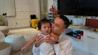 Ayah dan Anak Kompak, 7 Potret Kebersamaan Raffi Ahmad dan Baby Lily di Tengah Kesibukan
