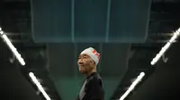 Kartini Sapardjiman (85) bersiap sebelum beraksi dalam nomor estafet gaya ganti putri 200 meter Indonesia Open Aquatic Championships 2025 yang berlangsung di Stadion Akuatik GBK, Senayan, Jakarta, Jumat (14/11/2025). (Bola.com/Bagaskara Lazuardi)