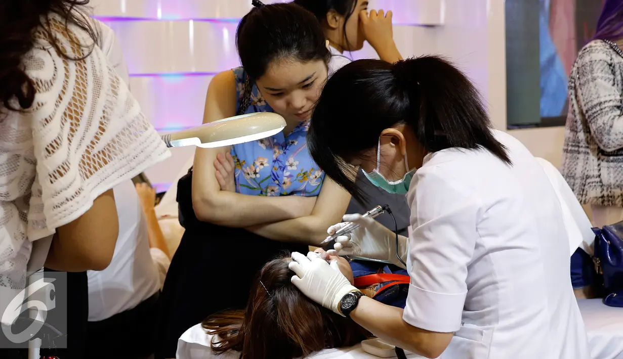 Pengunjung saat melihat dokter kecantikan menyulam alis  di Jakarta, Kamis (15/10/2015). Meski diprediksi bakalan meredup, namun peminat sulam alis tetap banyak hingga 2015 ini. (Liputan6.com/Yoppy Renato)