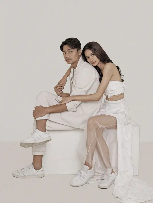 Mikha Tambayong dan Deva Mahendra memiliki konsep pre-wedding yang sederhana. Dalam balutan serba putih, dan mengenakan sneakers, konsep bagai tema Korea terasa kental. [Foto: Instagram/Mikha Tambayong]