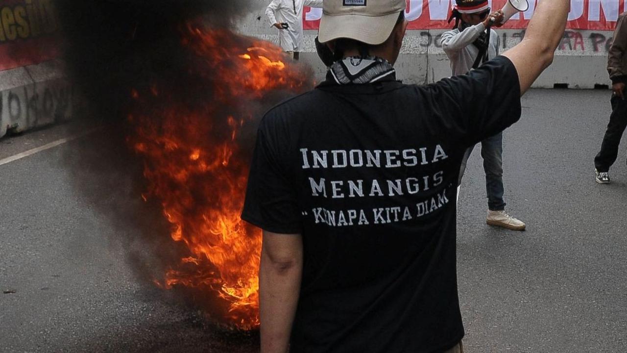 Polda Metro Jaya menangkap sebanyak 16 orang dari demo berujung kericuhan di depan Gedung DPR/MPR RI dan kantor KPU RI