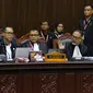 Tim kuasa hukum paslon 02 Prabowo Subianto-Sandiaga Uno selaku pemohon mengikuti sidang perdana sengketa Pilpres 2019 di Mahkamah Konstitusi (MK), Jakarta, Jumat (14/6/2019). Sidang perdana tersebut memiliki agenda pembacaan materi gugatan dari pemohon. (Lputan6.com/Johan Tallo)