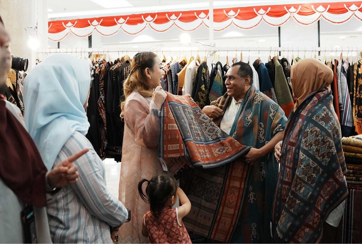 FOTO: Parade Wastra Nusantara 2025,  Keanggunan Kain Tradisi Menyapa Keseharian