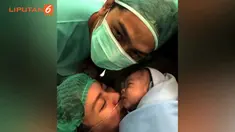 Adi Nugroho dan Donita sempat melakukan selfie sebelum persalinan untuk mengurangi ketegangan Donita.