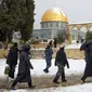 Sekelompok orang Yahudi mengunjungi Temple Mount yang dikenal oleh umat Islam sebagai Noble Sanctuary di Kompleks Masjid Al-Aqsa, Kota Tua Yerusalem, 27 Januari 2022. Hujan salju yang jarang melanda sebagian wilayah Israel dan Tepi Barat telah menutup sekolah dan bisnis. (AP Photo/Mahmoud Illean)