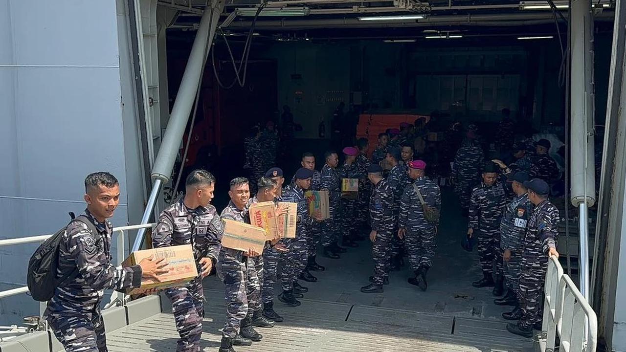 Bersandar di Padang, KRI Semarang-494 Sebar Bantuan untuk Masyarakat Terdampak Bencana
