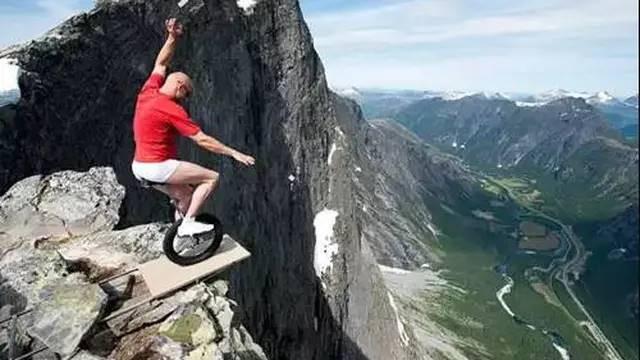 7 Potret Atraksi Nyeleneh Jaga Keseimbangan Ini Hati Deg-Degan