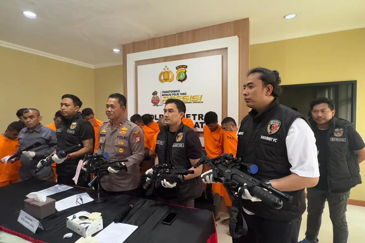 Kanit Krimum Polres Metro Jakarta Selatan AKP Igo Fazar Akbar (baris depan, dua dari kanan) dalam konferensi pers di Jakarta, Jumat (2/5/2025) (Istimewa)