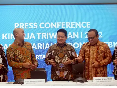 Direktur Utama BSI Hery Gunardi (tengah) didampingi Direktur Retail Banking BSI Kokok Alun Akbar (kiri), Direktur Finance &amp; Strategy BSI Ade Cahyo Nugroho (dua dari kiri), Direktur Information Technology BSI Achmad Syafii (empat dari kiri) dan Direktur Compliance &amp; Human Capital BSI Tribuana Tunggadewi (kanan) berbincang di sela-sela paparan kinerja triwulan I/2022 BSI di Jakarta (28/4/2022). PT Bank Syariah Indonesia Tbk (BSI) menorehkan langkah yang baik pada triwulan I/2022 dengan membukukan laba bersih mencapai Rp987,68 miliar atau naik 33,18% secara year on year (YoY). (Liputan6.com/HO/BSI)