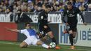 Pemain Real Madrid, Francisco Roman "Isco", (tengah) berusaha melewati adangan pemain Leganes, Gabriel Appelt (kiri) pada lanjutan La Liga Santander di Butarque stadium, Leganes, (21/2/2018). Real Madrid menang 3-1.  (AP/Francisco Seco)