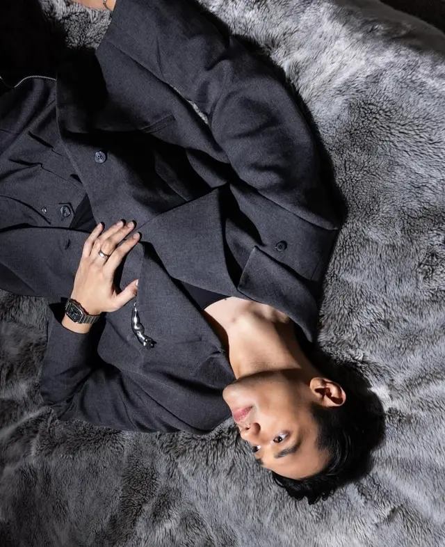 Gaya Monokrom Relaks dengan Sentuhan Editorial Fashion