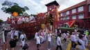 Penuh dengan ritual keagamaan dan budaya, Kapal Wangkang meliuk-liuk melewati rute 9 kilometer (6 mil) di kota bersejarah Malaka dengan 22 perhentian di mana para pendeta melakukan ritual pembersihan untuk mengusir roh jahat dan pengaruh negatif lainnya. (AP Photo/Vincent Thian)