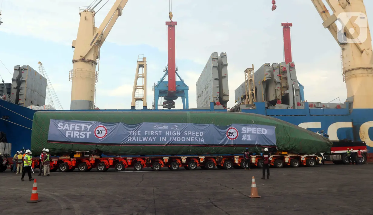 Pekerja dengan dibantu alat berat menurunkan rangkaian kereta cepat di Pelabuhan Tanjung Priok, Jakarta Utara, Jumat (2/9/2022). PT KCIC mengatakan dua trainset atau rangkaian kereta cepat telah tiba. (Liputan6.com/Herman Zakharia)