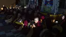 Biksu Buddha Tibet di pengasingan berkemas setelah sesi doa pagi untuk menyambut Tahun Kelinci Air di Dharamshala, India, Selasa (21/2/2023). Dalam penanggalan tradisional Tibet setiap tahun memiliki binatang, unsur, dan angka. (AP Photo/Ashwini Bhatia)