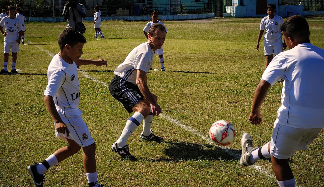Pelatihan ini dilakukan Emilio Butragueno untuk lebih mengenalkan sepak bola kepada anak-anak Kuba. (AFP/Yamil Lage)