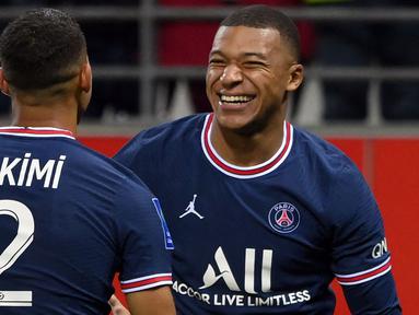 Kylian Mbappe menjadi aktor kemenangan PSG pada pekan keempat Liga Prancis musim 2021/2022 yang berlangsung di Markas Stade de Reims, Stade Ausguste Delaune. Bintang muda Prancis tersebut berhasil mencetak brace atau dua gol dalam satu pertandingan. (Foto: AFP/Franck Fife)