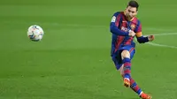 Pemain Barcelona Lionel Messi menendang bola saat melawan Huesca pada pertandingan Liga Spanyol di Stadion Camp Nou, Barcelona, Spanyol, Senin (15/3/2021). Barcelona menang 4-1. (LLUIS GENE/AFP)