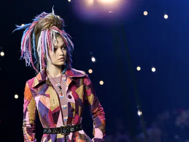 Model cantik Gigi Hadid mengenakan busana rancangan terbaru Marc Jacobs untuk koleksi spring 2017 pada gelaran New York Fashion Week di New York, Kamis (15/9). Gigi mengubah penampilannya dengan wig mirip rambut gimbal berwarna-warni. (Angela WEISS/AFP)