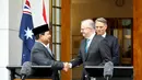 Kedatangan Prabowo Subianto disambut langsung Perdana Menteri Australia Anthony Albanese, dan Wakil Perdana Menteri dan Menteri Pertahanan Australia Richard Marles. (Handout/Tim Media Prabowo/AFP)