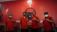 Gibran Rakabuming Raka dan Teguh Prakosa sebelum berangkat ke kantor DPD PDIP Jawa Tengah, Jumat (17/7/2020). (Liputan6.com/ Fajar Abrori)