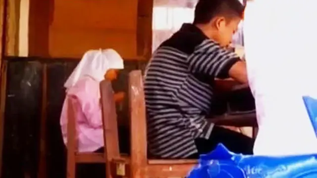 VIDEO: Bangunan Sekolah Rusak, Siswa Belajar di Musala