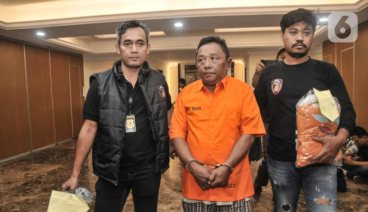 Tampak kakak adik tersebut kini sudah mengenakan baju tahanan berwarna oranye. Tangan mereka pun sudah diborgol. (merdeka.com/Iqbal S. Nugroho)