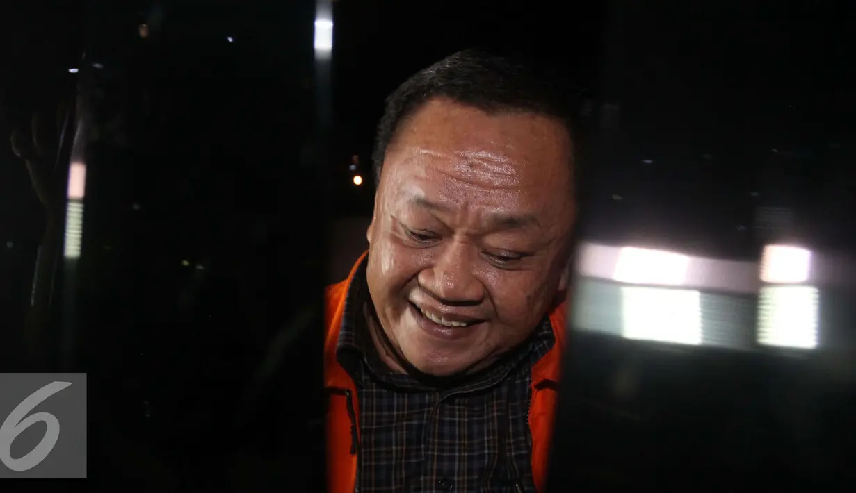 Tersangka bekas Deputi Bidang Informasi Hukum dan Kerja Sama  Badan Keamanan Laut (Bakamla) Eko Susilo Hadi, usai menjalani pemeriksaan, di Gedung KPK, Jakarta, Senin (23/1). (Liputan6.com/Helmi Affandi)
