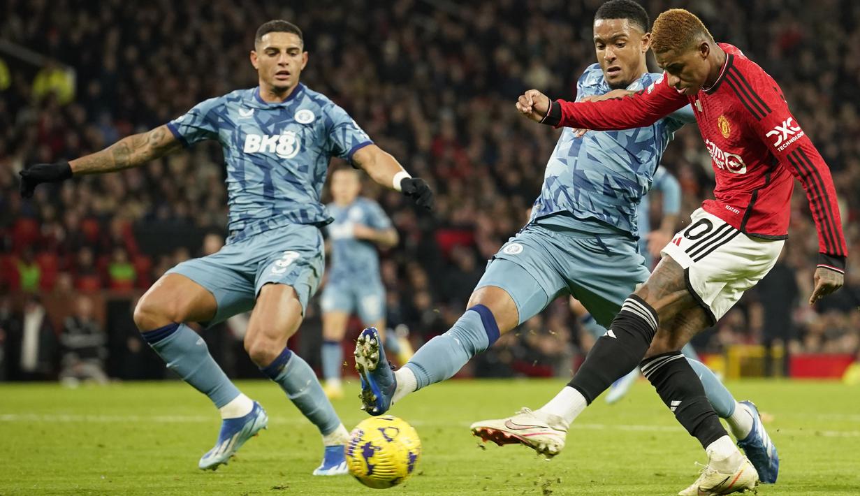 Pemain MU, Marcus Rashford (kanan), beberapa kali mengancam gawang Aston Villa dalam pertandingan pekan ke-19 Liga Inggris 2023/2024 yang berlangsung di Old Trafford, Rabu (27/12/2023). (AP Photo/Dave Thompson)