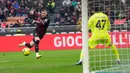 Pemain AC Milan Ante Rebic mencetak gol yang kemudian dianulir saat melawan Sassuolo pada pertandingan sepak bola Liga Italia di Stadion San Siro, Milan, Italia, 29 Januari 2023. AC Milan dipermalukan 2-5 oleh Sassuolo. (AP Photo/Antonio Calanni)