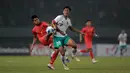<p>Pemain Timnas Indonesia U-19, Rabbani Tasnim Siddiq berebut bola dengan&nbsp;pemain Myanmar, Lann Sang Aung dalam pertandingan babak penyisihan Grup A Piala AFF U-19 yang berlangsung di Stadion Patriot Candrabhaga, Bekasi, Minggu (10/7/2022). (Bola.com/M Iqbal Ichsan)</p>