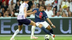 Bek Toulouse #02 Rasmus Nicolaisen berebut bola dengan penyerang Paris Saint-Germain (PSG) #07 Kylian Mbappe pada pekan ke-2  Ligue 1  2023/2024 di Stadion de Toulouse pada Minggu (20/8/2023) dinihari WIB. (Charly TRIBALLEAU / AFP)