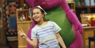 Foto ini diambil saat Demi Lovato tampil dalam acara Barney & Friends. Siapa yang masih ingat acara ini? (PBS/E! News)