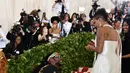 Rapper 2 Chainz berlutut saat melamar sang kekasih, Kesha Ward pada Met Gala 2018 di Metropolitan Museum of Art, New York, Senin (7/5). Chainz berlutut di karpet putih Met Gala untuk melingkarkan cincin di jari manis Kesha. (Charles Sykes/Invision/AP)