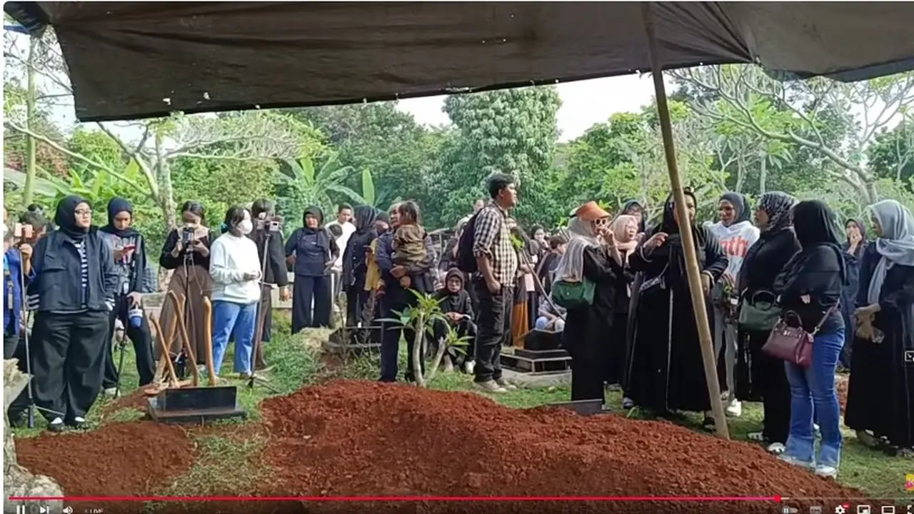 Persiapan Pemakaman Mpok Alpa
