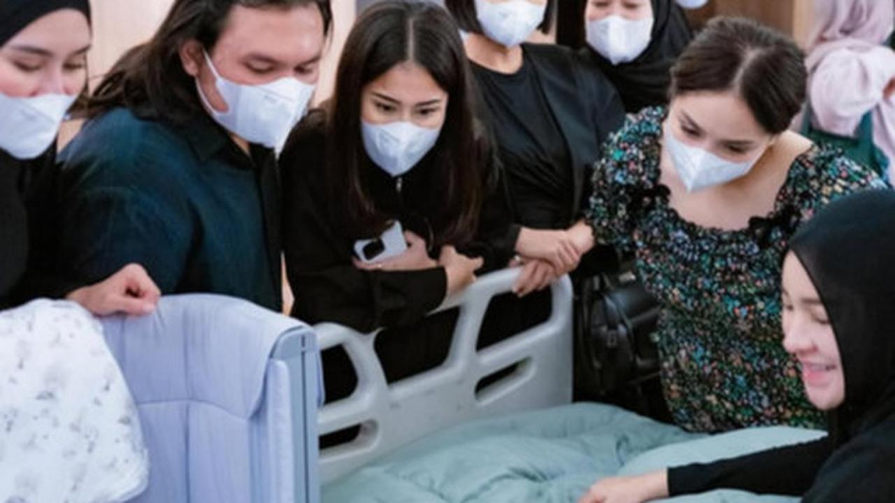 Potret Nagita Slavina Diduga Hamil Lagi saat Dipeluk Raffi Ahmad dari Belakang, Parasnya Dipuji Makin Cantik & Glowing